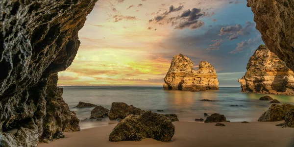 Uma Bela Vista Das Rochas Caverna Durante Pôr Sol Perto — Fotografia de Stock