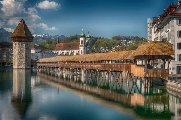 스위스 루체른에 호수를 가로지르는 교회당 다리의 경치를 — 스톡 사진