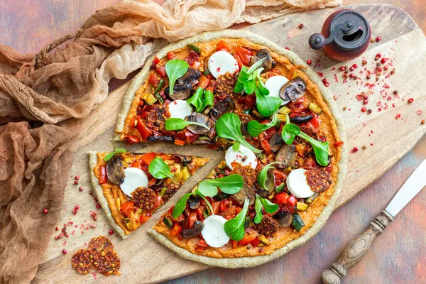 Una Vista Superior Pizza Vegana Cruda Junto Antiguo Molino Pimiento — Foto de Stock