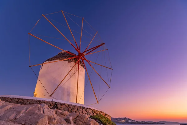 ギリシャのミコノス島で夕日の間に風車の美しいショット — ストック写真