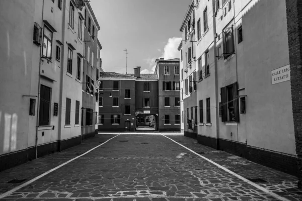 Een Grijs Shot Van Een Straat Tussen Twee Gebouwen Venetië — Stockfoto