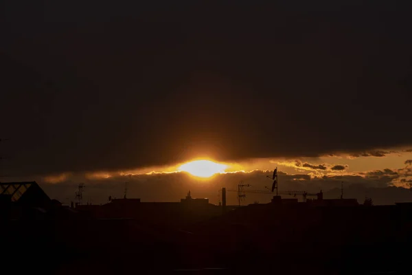 Eine Silhouettenaufnahme Von Gebäuden Mit Drähten Über Einem Goldenen Sonnenuntergang — Stockfoto