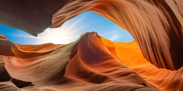 Een Prachtig Uitzicht Binnenkant Van Grot Met Direct Zonlicht Muren — Stockfoto