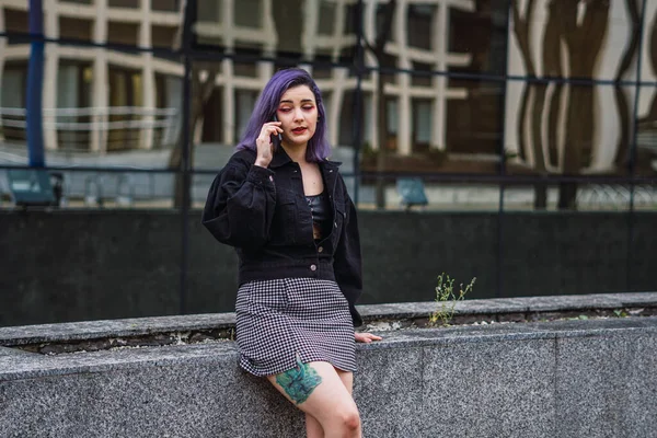 Mladá Evropská Žena Fialovými Vlasy Mluví Venku Telefonu — Stock fotografie