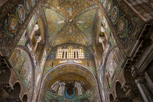 Baixo Ângulo Mosaicos Religiosos Teto Paredes Basílica San Vitale Itália — Fotografia de Stock