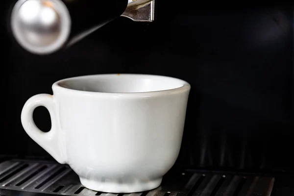 Közelkép Egy Fehér Csésze Eszpresszó Kitöltése Közben Egy Kávéfőző Gép — Stock Fotó