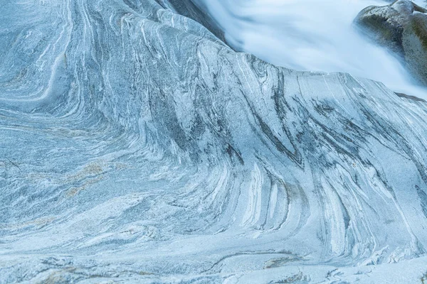 Een Antenne Opname Van Een Gelaagde Sneeuw Bedekte Mistige Berg — Stockfoto