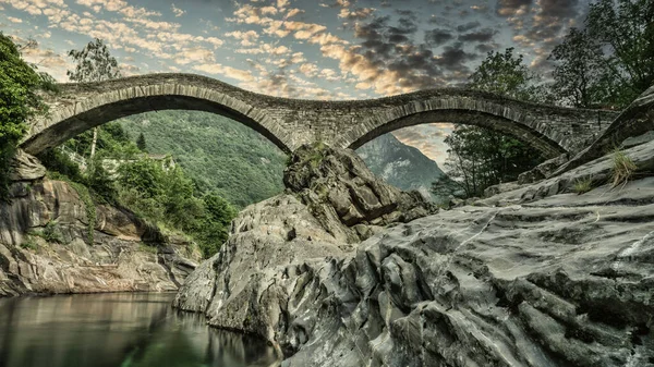 Verzasca河清澈水面上的Ponte Dei Salti一座双拱桥 — 图库照片