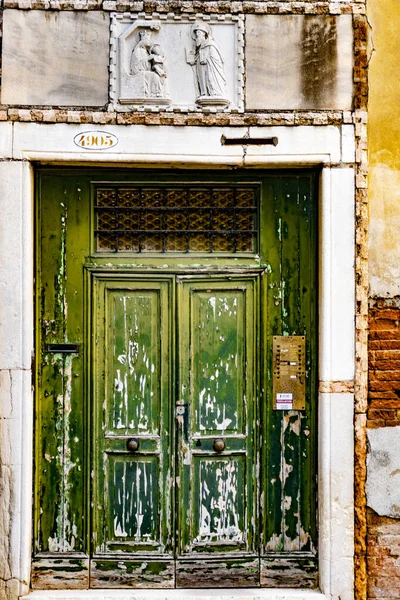 Een Groene Oude Van Hout Deur Van Een Oud Gebouw — Stockfoto