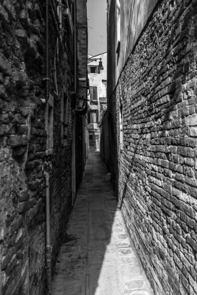 Egy Szürkeárnyalatú Felvétel Egy Szűk Utcáról Velencei Épületek Között Olaszországban — Stock Fotó