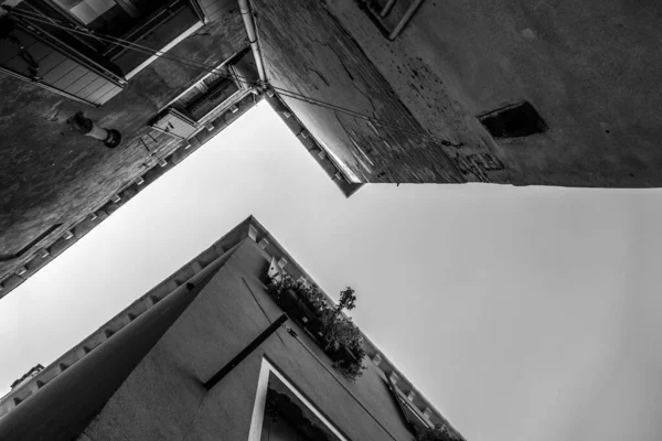 Nízký Úhel Záběru Starých Benátských Budov Proti Zatažené Obloze — Stock fotografie