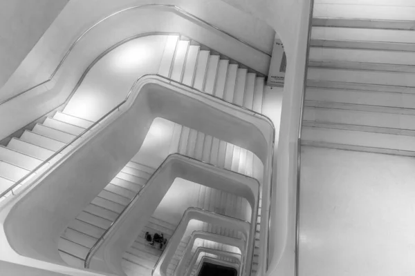 Una Toma Ángulo Alto Una Escalera Blanca Edificio —  Fotos de Stock