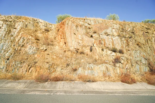 Ein Natürlicher Blick Auf Eine Felswand Entlang Einer Landstraße Mit — Stockfoto