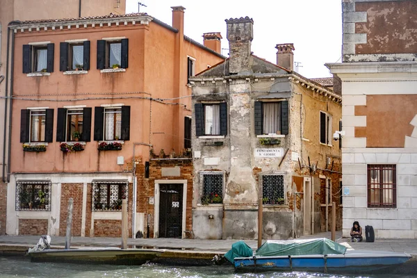 Edifícios Antigos Com Paredes Exteriores Intempéries Veneza Itália — Fotografia de Stock