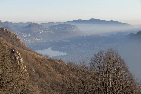 Eine Landschaft Aus Hügeln Bedeckt Von Kahlen Bäumen Und Nebel — Stockfoto