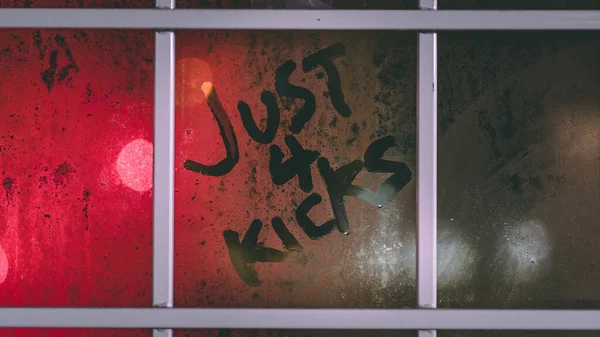 Surrey カナダ 11月17 2019 背景に赤いネオンがある雨の夜の霧の窓に書かれた言葉 Just Kicks — ストック写真