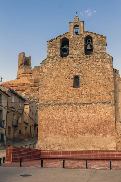 Plano Vertical Una Antigua Iglesia Con Campanas Sonando Pequeño Pueblo —  Fotos de Stock