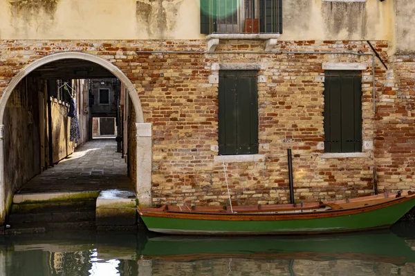 Uma Canoa Porta Arqueada Uma Parede Tijolos Canal Veneza Itália — Fotografia de Stock