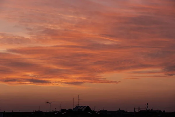 夕日の間のオレンジ色の曇り空の魅惑的な景色 壁紙のための素晴らしい — ストック写真