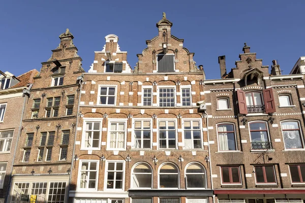 荷兰汉萨市中心Zutphen明亮的中世纪历史建筑外墙 与蓝天相映成趣 — 图库照片