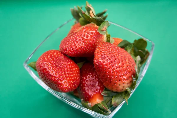 Primer Plano Sabrosas Fresas Tazón Vidrio Aislado Fondo Turquesa — Foto de Stock