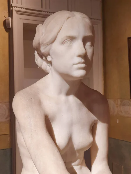 Una Escultura Mármol Blanco Una Joven Desnuda Galería Arte Moderno —  Fotos de Stock