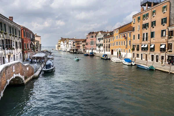 Eine Schöne Aufnahme Eines Kanals Der Durch Venedig Fließt Italien — Stockfoto