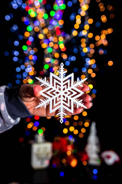 Hålla Jul Snöflinga Dekoration Isolerad Bakgrunden Med Suddiga Ljus December — Stockfoto