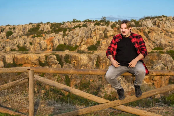 Молодий Іспанець Сидить Дерев Яному Паркані Біля Скелі — стокове фото