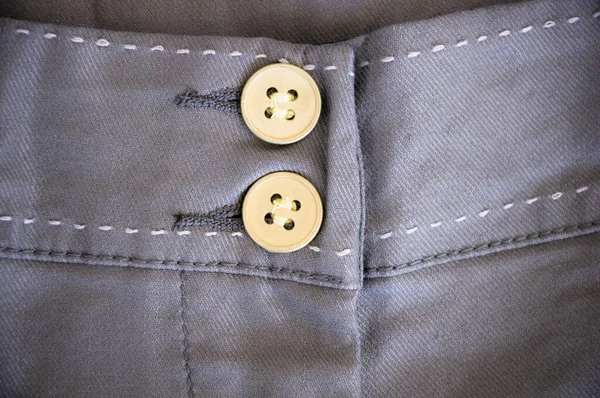 Gros Plan Des Deux Boutons Sur Pantalon Gris — Photo