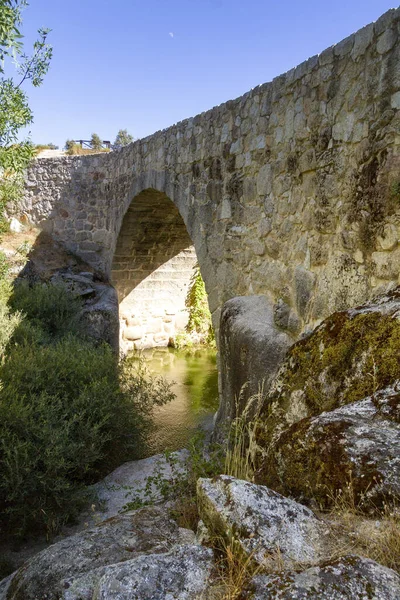 Spanya Taş Yığını Bir Köprünün Eski Duvarlarının Manzarası — Stok fotoğraf