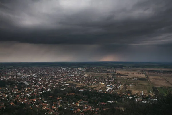 Uma Vista Natural Sobre Cidade Vrsac Sérvia Sob Céu Sombrio — Fotografia de Stock