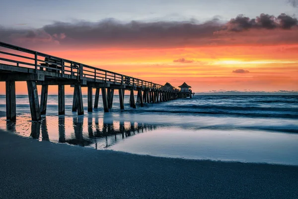 Ein Malerischer Blick Auf Einen Sandstrand Während Eines Wunderschönen Sonnenuntergangs — Stockfoto