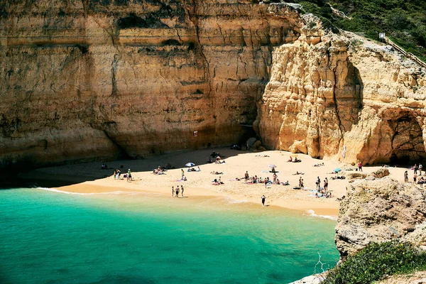 Piękne Zdjęcie Plaży Białym Piaskiem Algarve Portugalia — Zdjęcie stockowe