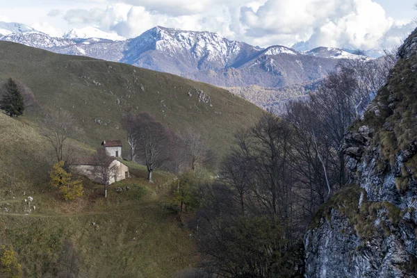 Eine Schöne Aufnahme Von Einem Haus Bergfeld Mit Schneebedeckten Bergen — Stockfoto