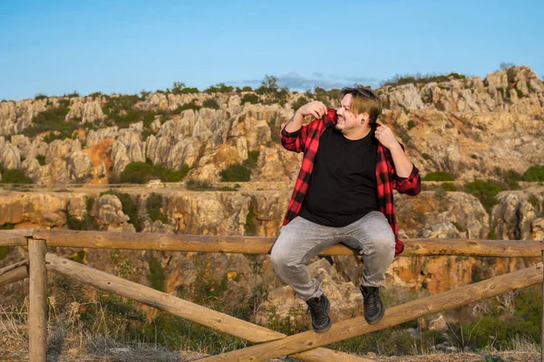 Счастливый Молодой Испанец Сидящий Деревянном Заборе Скалистой Горы — стоковое фото