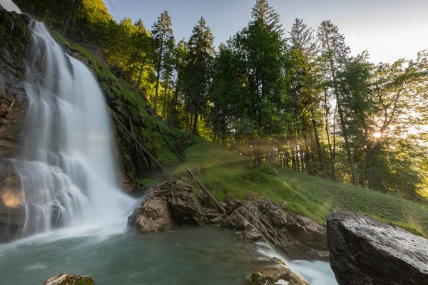 晴れた日に森の中を流れる滝や岩の美しい景色 — ストック写真