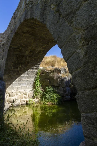 Nehrin Üzerinde Kavisli Eski Bir Taş Köprünün Dikey Görüntüsü — Stok fotoğraf