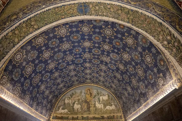 Una Foto Bajo Ángulo Mosaicos Techo Galla Placidia Mausoleum Ravenna —  Fotos de Stock