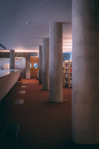 Сурррі Канада Жовтня 2019 Всередині Суррея Публічна Бібліотека Архітектурними Колонами — стокове фото