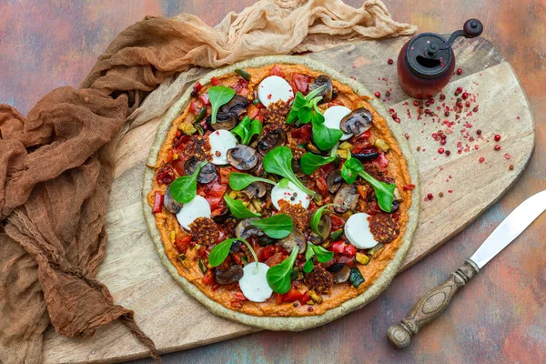 Una Vista Superior Pizza Vegana Cruda Junto Antiguo Molino Pimiento — Foto de Stock