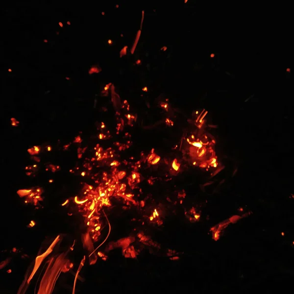 Beau Tir Flammes Feu Avec Des Étincelles Brillantes Dans Obscurité — Photo