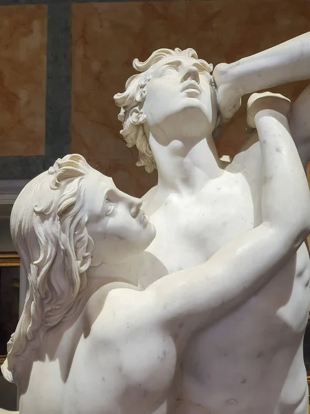 Eine Vertikale Aufnahme Der Skulptur Von Paolo Und Francesca Licht — Stockfoto