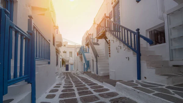 Eine Schmale Gasse Auf Der Insel Mykonos Durch Weiß Blaue — Stockfoto