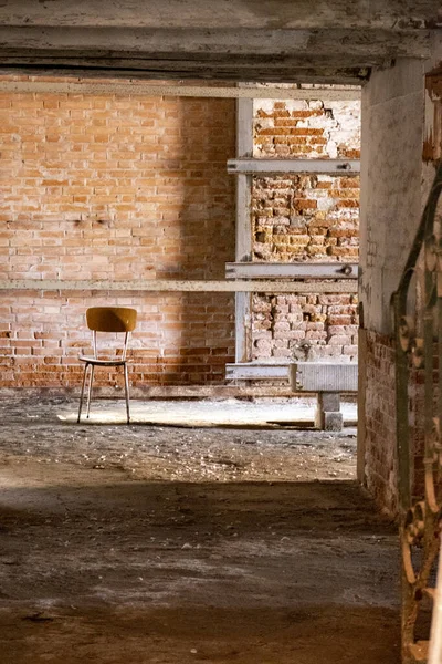 Samotne Krzesło Opuszczonym Budynku — Zdjęcie stockowe