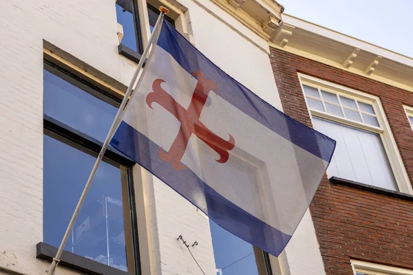 Zutphen Regionální Městská Vlajka Vlnící Větru Vnějšími Fasádami Budov Centra — Stock fotografie