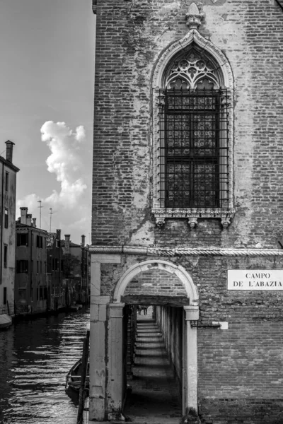 Uma Antiga Catedral Com Paredes Exteriores Tijolo Veneza Itália — Fotografia de Stock
