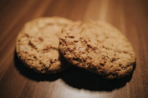 在木制表面上的一盒脆燕麦饼干的特写镜头 — 图库照片