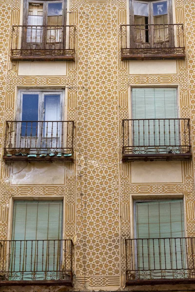 Plano Vertical Edificio Antiguo Con Paredes Texturizadas Balcones Antiguos — Foto de Stock