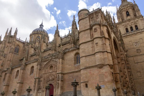Una Foto Angolo Basso Della Nuova Cattedrale Salamanca Spagna Sotto — Foto Stock